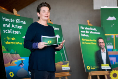 Landesvorsitzende Anke Erdmann vor den Grünen Plakaten